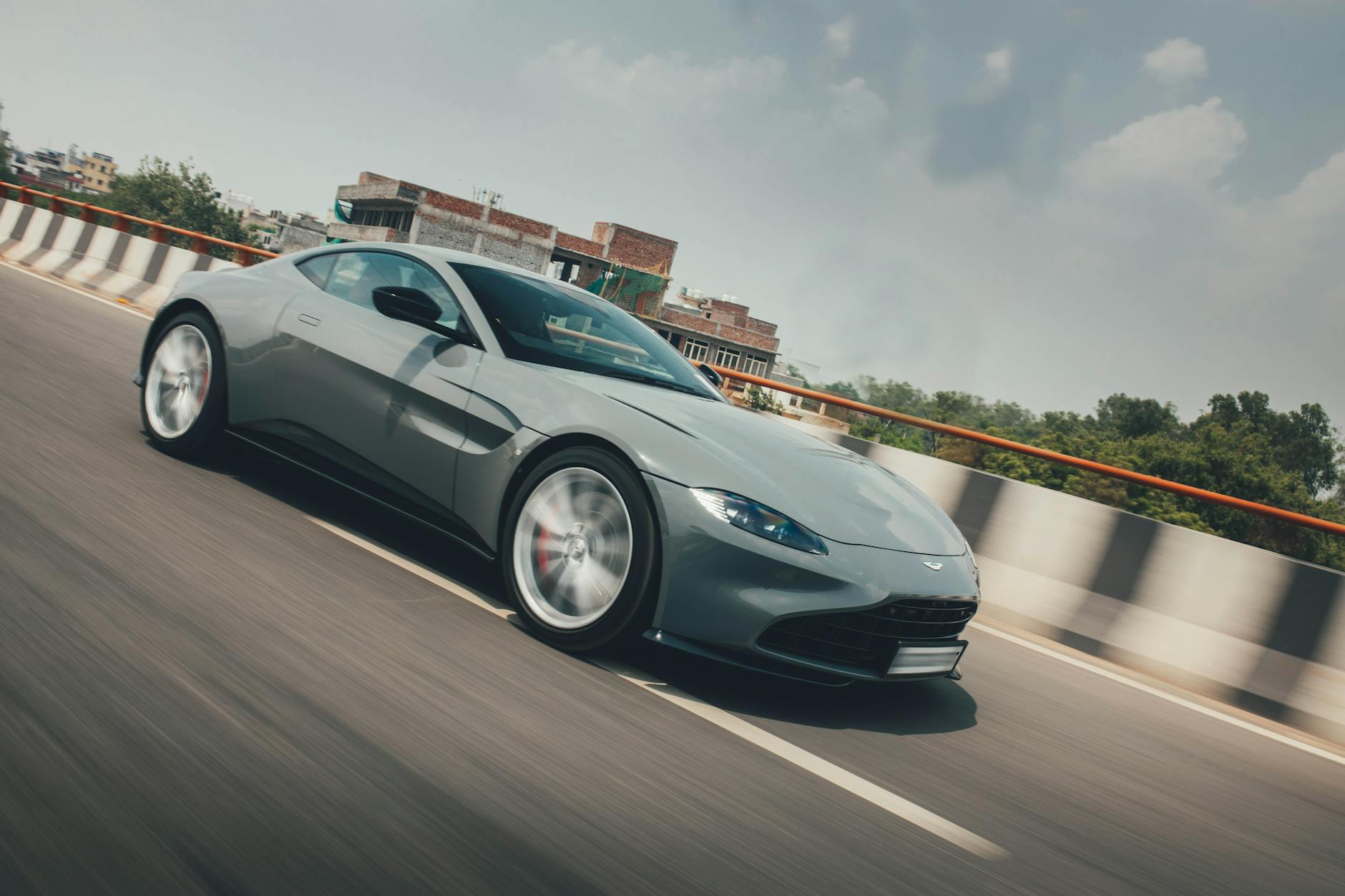 아스톤 마틴 DB11의 매력을 살펴보자